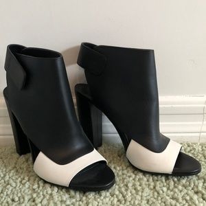 Vince Vero Cuoio Open Toe Heeled Booties